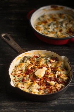 ahşap masa üzerinde baharatlar ile tavada sebze yahni ve bakır çorbaya görünümü kadar kapatın