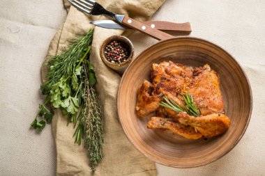 otlar ve eşyaları rustik tablo, üstten görünüm ile kavrulmuş tavuk