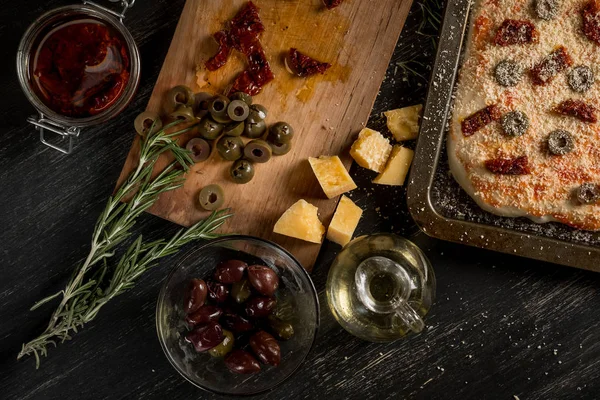 Yapımı Pizza Zeytinyağı Peynir Salam Zeytin Siyah Masada Kesme Tahtası — Stok fotoğraf