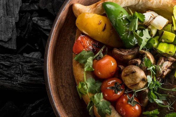 石炭の料理皿の上の自家製パンと野菜のビューをクローズ アップ — ストック写真