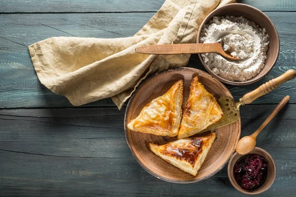 Pemandangan Puncak Dari Roti Khachapuri Buatan Sendiri Dan Tepung Atas — Stok Foto