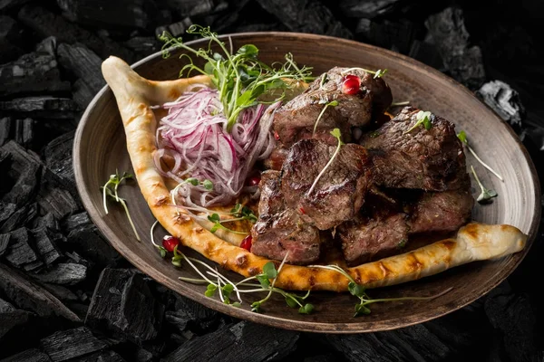 kebap baharat ve ev yapımı ekmek pişirme kömür ile yakın çekim