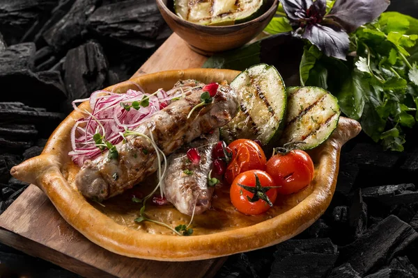 sebze, baharatlar ve ahşap tahta kömür pişirme üzerinde ev yapımı ekmek ızgara et