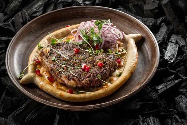 baharatlar ve ev yapımı ekmek kömür yemek sığır eti biftek, yakın çekim