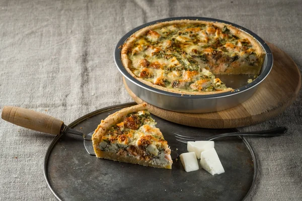 ev yapımı balık pasta Kavurma pan ve spatula ve çatal ile metal tepsi içinde peynir ile