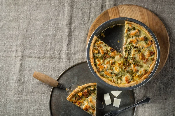 Bovenaanzicht Van Zelfgemaakte Vis Taart Met Kaas Pan Metalen Dienblad — Stockfoto