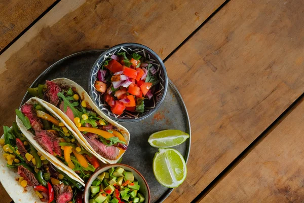 Würzige Tacos Mit Limettenscheiben Und Geschnittenem Gemüse Schüsseln Auf Holztisch — Stockfoto