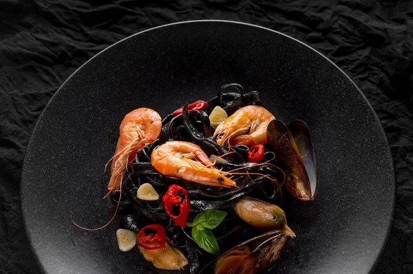 midye, karides ve sebze ile siyah plaka Üstten Görünüm