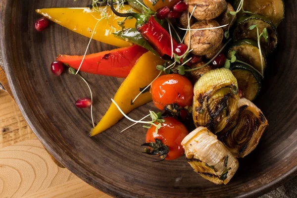 plaka renk ızgara sebzeli görünümünü kapat 