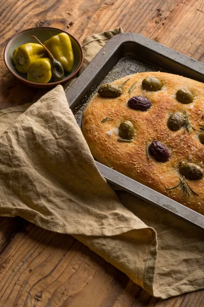 zeytinli ev yapımı pasta görünümü tepsi ve kase biber dolması kadar kapatın