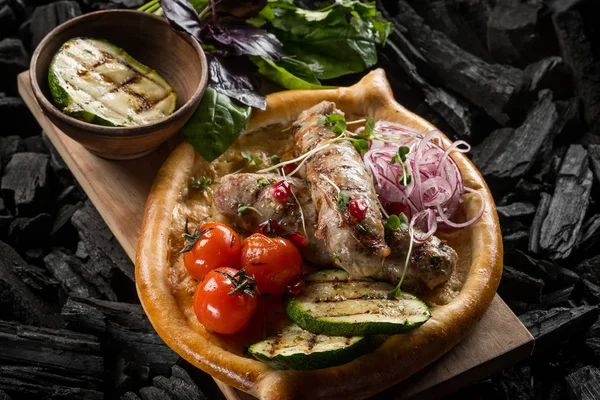 domates ve kömür yemek ev yapımı ekmek kebabı