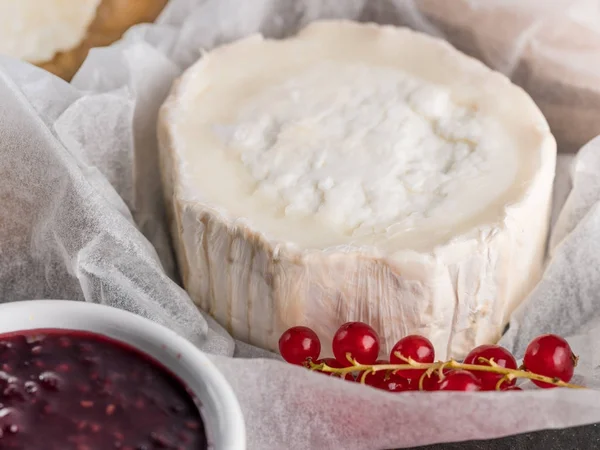 Brie peyniri ile taş karanlık tablo taze çilek reçeli