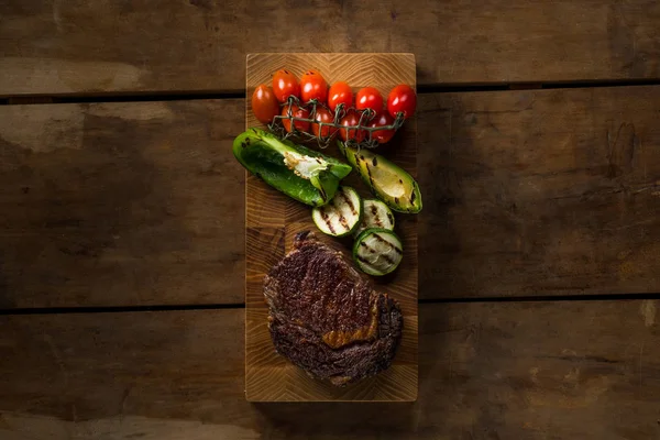 Vista Superior Legumes Grelhados Carne Mesa Madeira Com Espaço Cópia — Fotografia de Stock