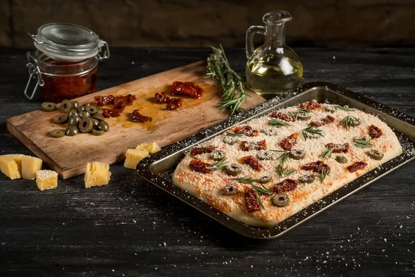 Hemmagjord Pizza Med Olivolja Ost Salami Och Oliver Skärbräda Träbord — Stockfoto