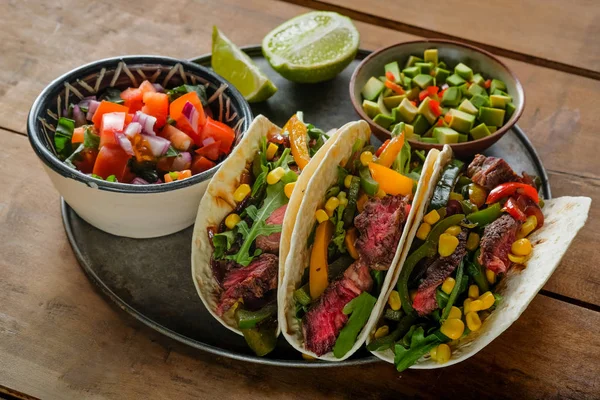 Nahaufnahme Von Würzigen Tacos Mit Limettenscheiben Und Geschnittenem Gemüse Schüsseln — Stockfoto