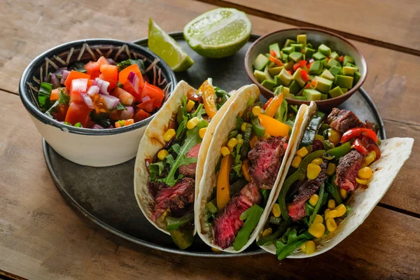 Primer Plano Tacos Picantes Con Rodajas Lima Verduras Cortadas Cuencos — Foto de Stock