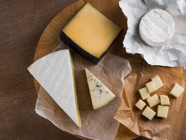 Ahşap Masa Üstten Görünüm Çeşitli Peynir Dilimleri — Stok fotoğraf