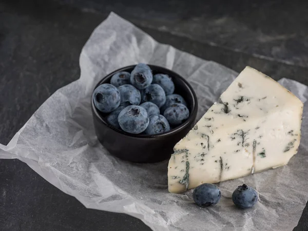 Queso Molde Rockford Con Arándanos Piedra Mesa Oscura — Foto de Stock