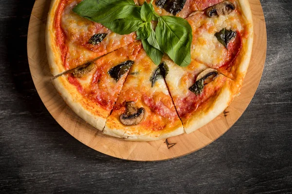 Házi Pizza Gombával Basil Fából Készült Táblán Felülnézet Hely Másolás — Stock Fotó