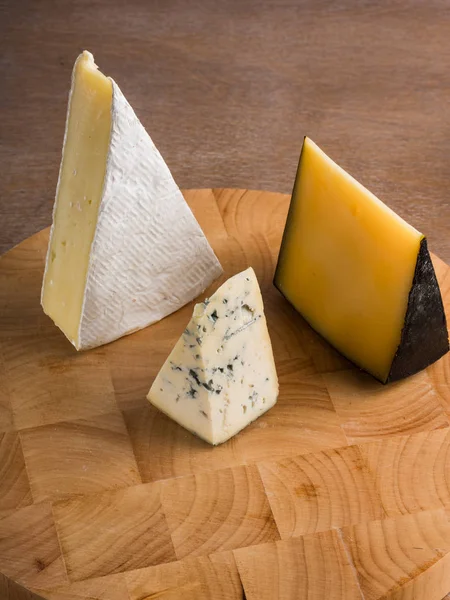 Ahşap Masa Çeşitli Peynir Dilimleri Yakın Çekim — Stok fotoğraf