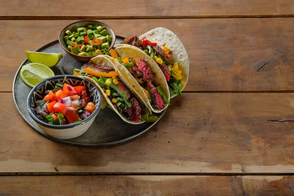 Tacos Picantes Con Rodajas Lima Verduras Cortadas Cuencos Sobre Mesa — Foto de Stock