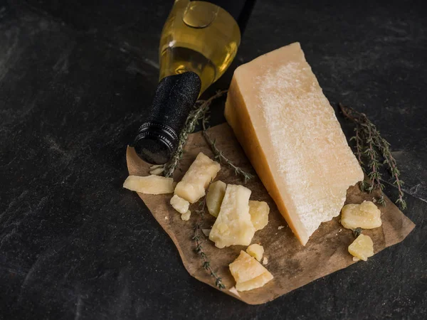 Parmesan Peyniri Zeytinyağı Şişesi Üstten Görünüm Karanlık Taş Masada Ekmek — Stok fotoğraf