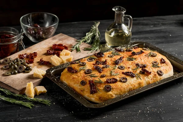 Házi Pizza Olajbogyó Pan Összetevők Fekete Fából Készült Asztal — Stock Fotó