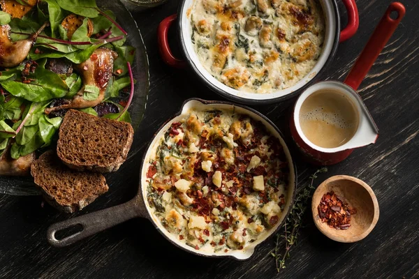 Vegetabiliska Ragu Stekpanna Med Kryddor Sallad Och Bröd Och Kaffekanna — Gratis stockfoto