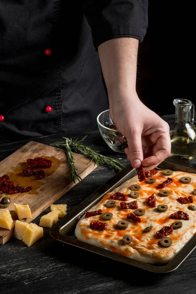 Zár Megjelöl Kilátás Férfi Kezét Így Pizza Elhelyezés Salame Tetején — Stock Fotó