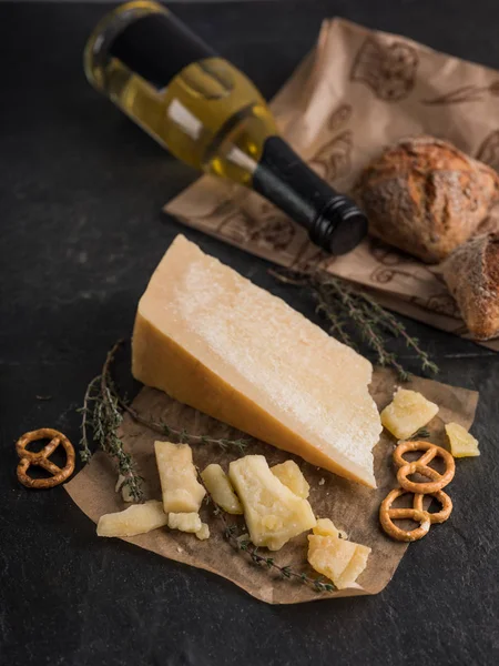 Parmesan Peyniri Zeytinyağı Şişesi Kraker Üstten Görünüm Karanlık Taş Masada — Stok fotoğraf