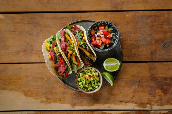 Tacos Piccanti Con Fette Lime Verdure Tagliate Ciotole Racconto Legno — Foto Stock