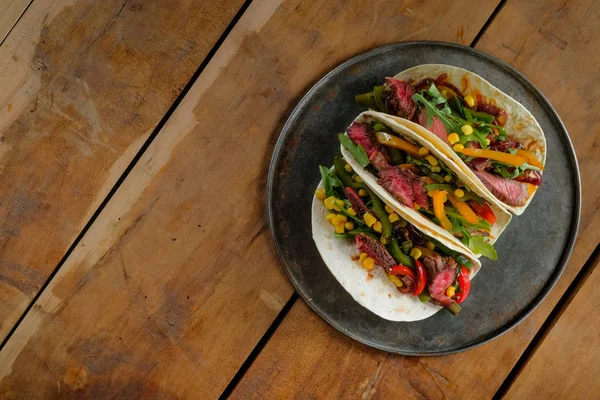 Vista Dall Alto Deliziosi Tacos Piatto Nero Sfondo Legno Con — Foto Stock