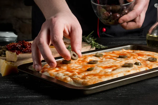 Zár Megjelöl Kilátás Férfi Kezét Így Pizza Elhelyezés Olajbogyó Tetején — Stock Fotó