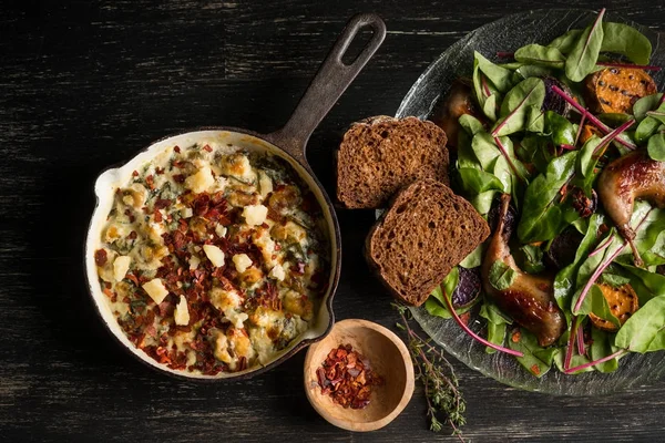 Menutup Kain Sayur Dalam Panci Dengan Rempah Rempah Dan Salad — Stok Foto