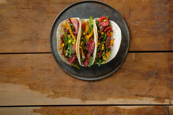 Leckere Tacos Auf Schwarzem Teller Auf Hölzernem Hintergrund — Stockfoto