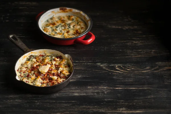 Close Van Plantaardige Ragout Pan Met Kruiden Soep Koper Houten — Stockfoto