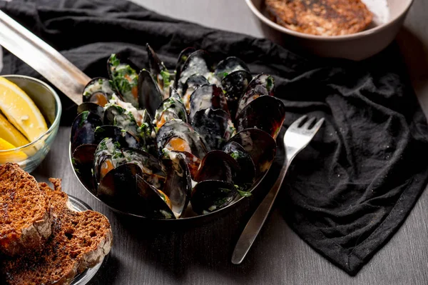 Primer Plano Mejillones Vapor Con Ajo Perejil Mesa Con Pan — Foto de Stock