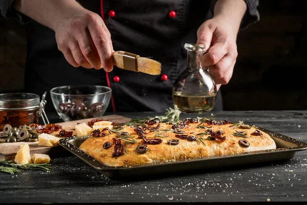Zár Megjelöl Kilátás Férfi Kezét Így Pizza Üzembe Olívaolaj Tetején — Stock Fotó