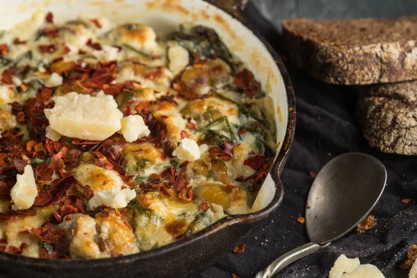 Vista Ravvicinata Deliziosa Torta Pesce Padella Con Formaggio Pane Ciabatta — Foto Stock