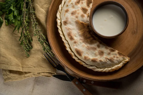 Prato Com Torta Caseira Ervas Creme Leite Tigela Utensílios Vista — Fotografia de Stock