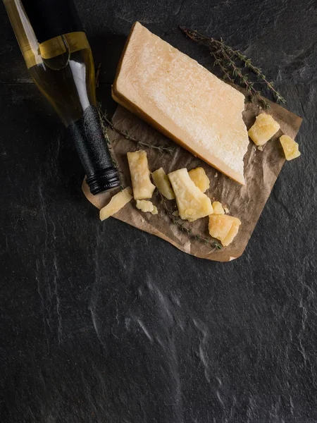 Parmesan Peyniri Zeytinyağı Şişesi Kopya Alanı Ile Üstten Görünüm Karanlık — Stok fotoğraf