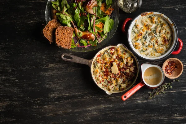 Gemüseragout Pfanne Mit Gewürzen Salat Und Brot Und Kaffeekanne Auf — Stockfoto