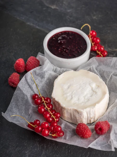 Camembert Sajt Friss Bogyós Gyümölcsök Közelről Sötét Tábla Jam — Stock Fotó