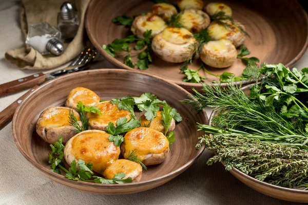 Primer Plano Platos Con Setas Con Queso Hierbas — Foto de Stock