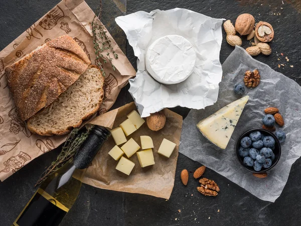 Surtido Rebanadas Queso Sobre Tabla Madera Con Aceite Oliva Arándanos — Foto de Stock