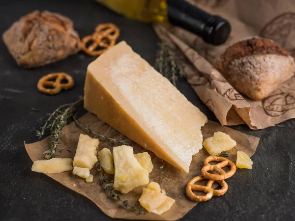 Parmesan Peyniri Zeytinyağı Şişesi Kraker Üstten Görünüm Karanlık Taş Masada — Stok fotoğraf