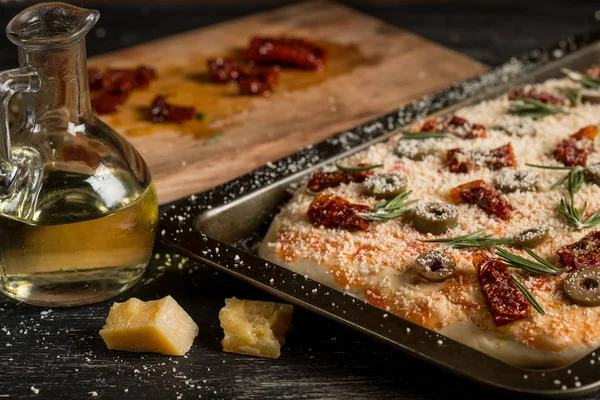 Zelfgemaakte Pizza Met Olijfolie Kaas Salami Olijven Snijplank Houten Tafel — Stockfoto