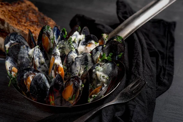 Deliciosos Mejillones Con Salsa Dor Blue Pan Con Tenedor Servilleta — Foto de Stock