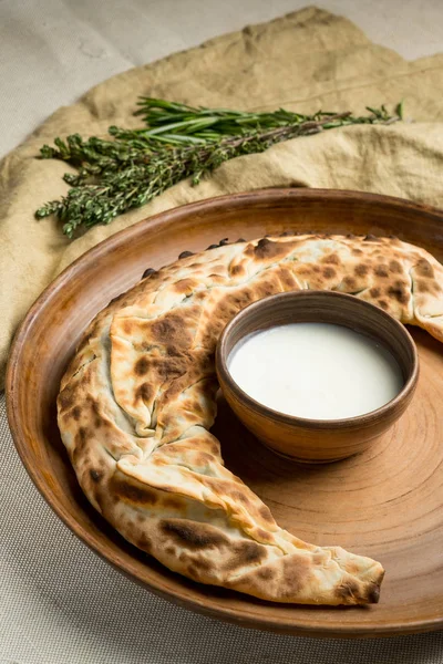 Házi Torta Gyógynövények Savanyított Tejszín Bowl Lemez Közelről — Stock Fotó