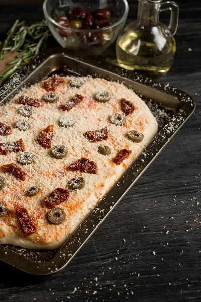 Főzés Pizza Koncepció Olívabogyó Sajt Szalámi — Stock Fotó